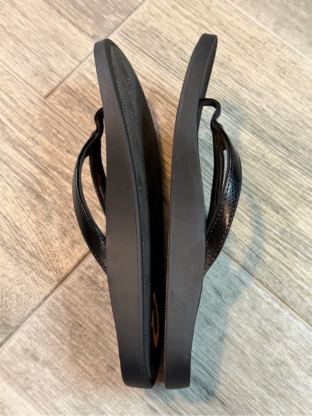 OluKai Puawe Black Sandals Flip Flops Women's Size 8 Casual Summer Pool Beach - Picture 4 of 10
